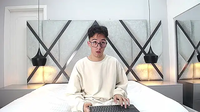 AustinReeds online show from September 22, 2025, 12:18 pm