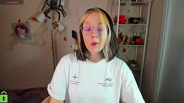 Snapshot of R0cket_bunny chatting on November 6, 2025, 1:06 am R0cket bunny online show from November 6, 2025, 1:06 am