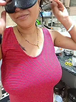 Queen Nightt online show from November 28, 2025, 3:31 am