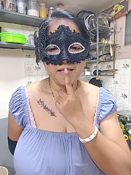 Queen Nightt online show from December 19, 2025, 3:35 am