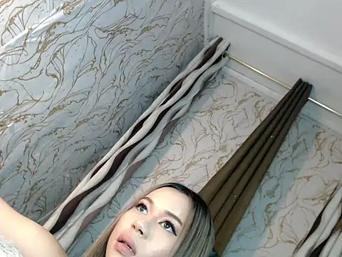 Honey Swellens online show from September 22, 2025, 5:48 pm