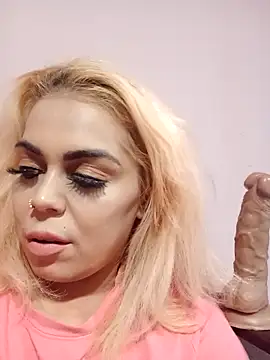 Snapshot of izauri2025 chatting on October 4, 2025, 5:44 pm izauri2025 online show from October 4, 2025, 5:44 pm