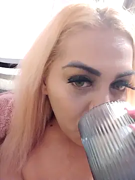 Snapshot of izauri2025 chatting on October 11, 2025, 5:50 am izauri2025 online show from October 11, 2025, 5:50 am