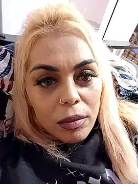 Snapshot of izauri2025 chatting on October 12, 2025, 8:30 pm izauri2025 online show from October 12, 2025, 8:30 pm