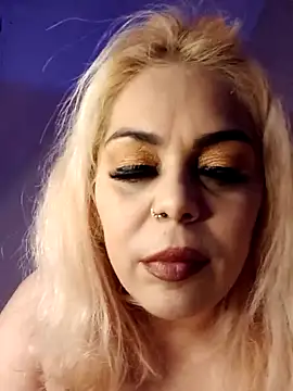 Snapshot of izauri2025 chatting on October 18, 2025, 12:24 am izauri2025 online show from October 18, 2025, 12:24 am