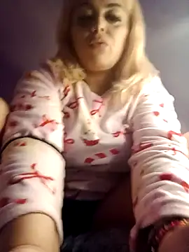 Snapshot of izauri2025 chatting on October 29, 2025, 8:10 pm izauri2025 online show from October 29, 2025, 8:10 pm