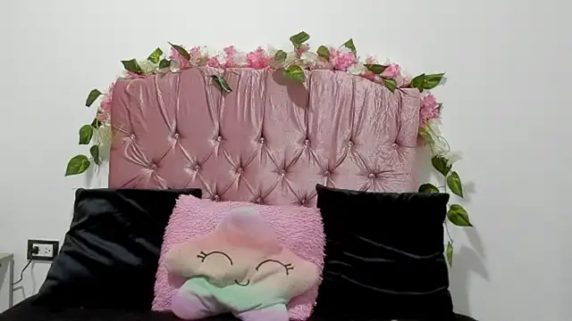 ivy moon05 online show from November 5, 2025, 4:07 pm