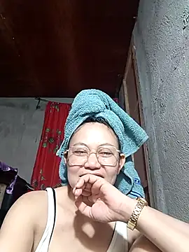 Snapshot of Everleigh_mom chatting on October 7, 2025, 2:09 am Everleigh mom online show from October 7, 2025, 2:09 am