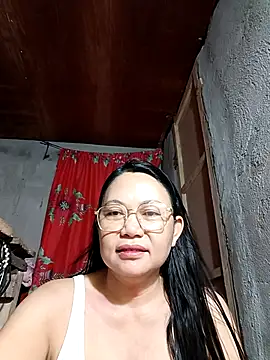 Snapshot of Everleigh_mom chatting on October 21, 2025, 7:58 pm Everleigh mom online show from October 21, 2025, 7:58 pm