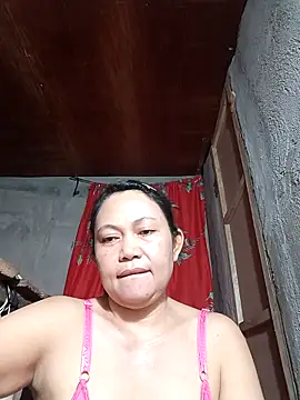 Snapshot of Everleigh_mom chatting on October 24, 2025, 10:33 am Everleigh mom online show from October 24, 2025, 10:33 am