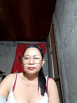 Snapshot of Everleigh_mom chatting on October 28, 2025, 7:38 pm Everleigh mom online show from October 28, 2025, 7:38 pm