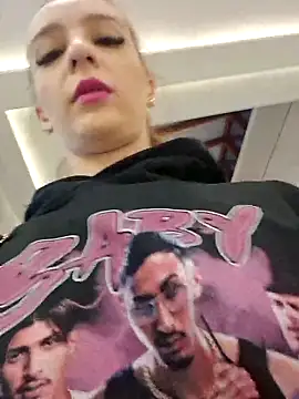 MoonedByEva online show from October 17, 2025, 4:09 pm