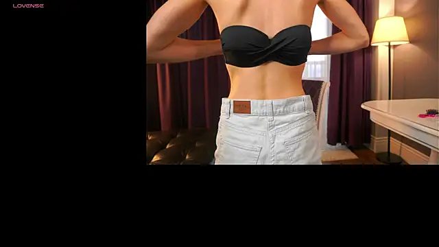 Snapshot of ElwynaBrickell chatting on October 15, 2025, 4:12 am ElwynaBrickell online show from October 15, 2025, 4:12 am