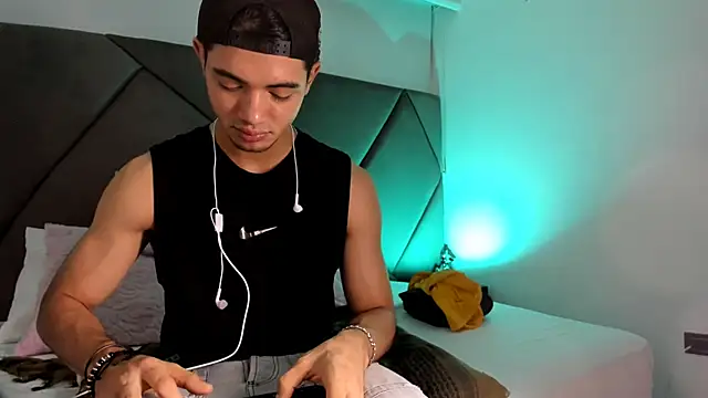 Snapshot of andrew_colleman chatting on October 1, 2025, 5:24 am andrew colleman online show from October 1, 2025, 5:24 am