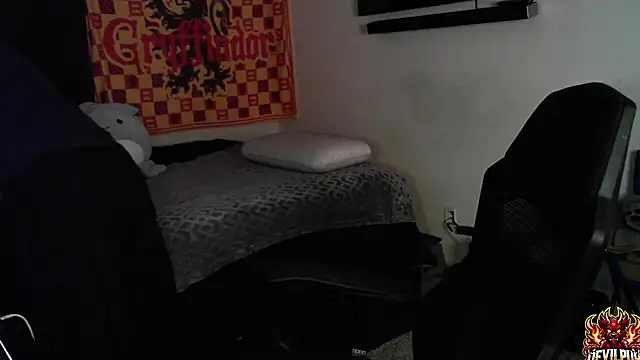 DevilPup75  online show from September 27, 2025, 11:32 pm