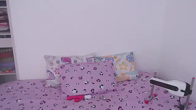 Tiiana online show from April 17, 2026, 3:37 pm