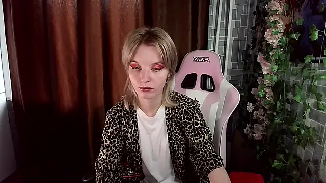 Snapshot of Madelaineses chatting on May 24, 2026, 2:27 am Madelaineses online show from May 24, 2026, 2:27 am