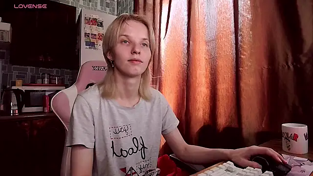 Snapshot of Madelaineses chatting on June 12, 2026, 8:02 am Madelaineses online show from June 12, 2026, 8:02 am