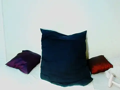 Love-Racheal75 online show from April 21, 2026, 2:37 am