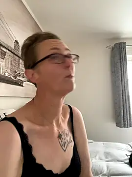 Curvy-Jinx online show from October 22, 2025, 7:52 am