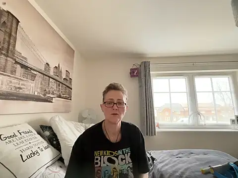 Curvy-Jinx online show from March 12, 2026, 8:31 am