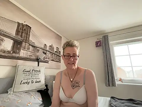 Curvy-Jinx online show from April 15, 2026, 7:48 am