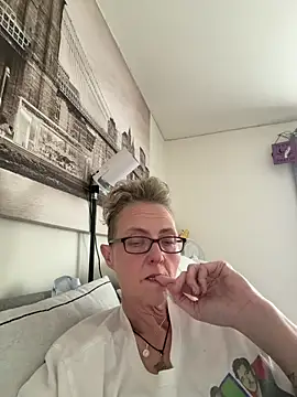 Snapshot of Curvy-Jinx chatting on May 5, 2026, 2:03 pm Curvy-Jinx online show from May 5, 2026, 2:03 pm