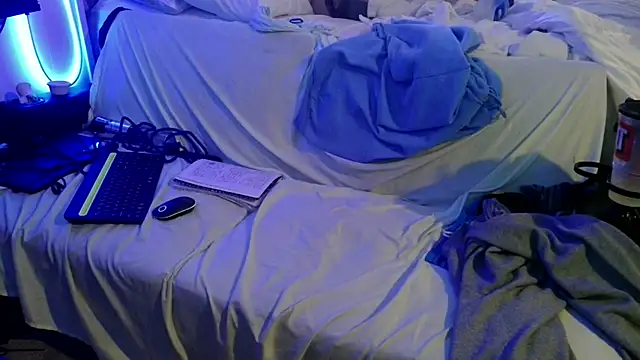 Luv2SuckBWC92 online show from November 8, 2025, 9:42 am