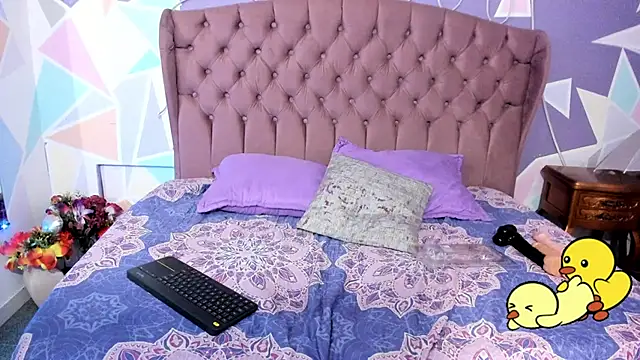 CloeyGraweing online show from October 15, 2025, 7:03 pm