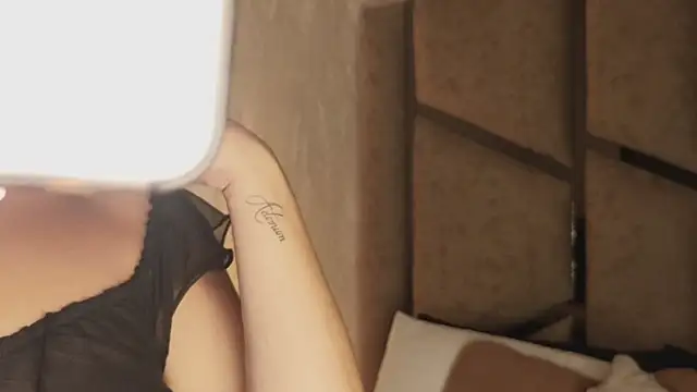 scarlethlux online show from April 17, 2026, 5:32 am