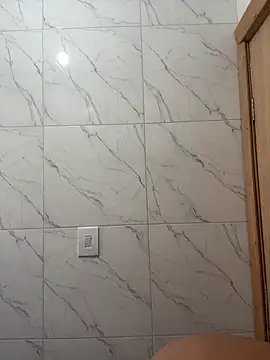 Chloe Leaozinho online show from November 8, 2025, 5:01 pm