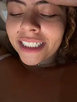 Chloe Leaozinho online show from May 15, 2026, 11:23 pm