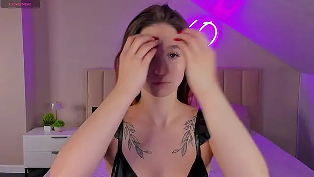 Eva Hollowey online show from October 23, 2025, 9:08 am