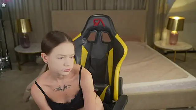 Claire Dreams online show from October 4, 2025, 6:44 am