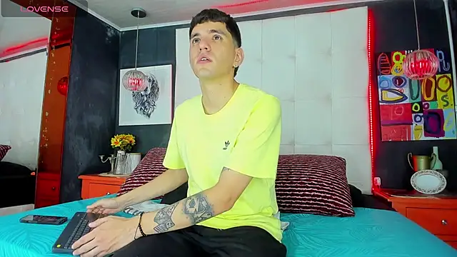 Snapshot of Matteo12_ chatting on October 1, 2025, 9:43 pm Matteo12 online show from October 1, 2025, 9:43 pm