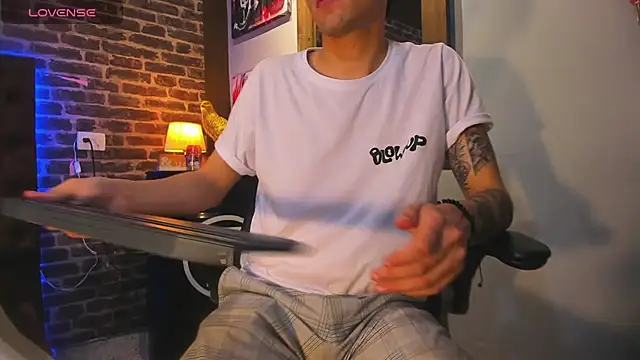 Snapshot of Matteo12_ chatting on October 6, 2025, 2:42 am Matteo12 online show from October 6, 2025, 2:42 am