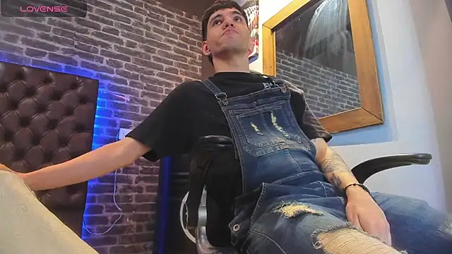 Snapshot of Matteo12_ chatting on October 7, 2025, 3:58 am Matteo12 online show from October 7, 2025, 3:58 am