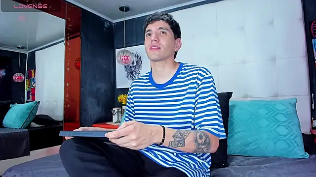 Snapshot of Matteo12_ chatting on October 22, 2025, 3:18 am Matteo12 online show from October 22, 2025, 3:18 am