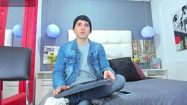 Snapshot of Matteo12_ chatting on October 25, 2025, 3:36 am Matteo12 online show from October 25, 2025, 3:36 am