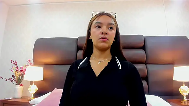 GabyMoreau online show from September 30, 2025, 5:18 pm