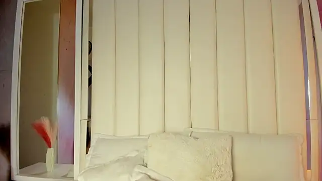 luna hot ass online show from October 17, 2025, 8:22 pm