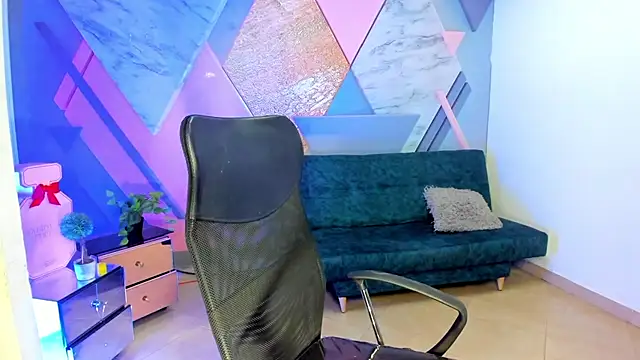 keytinthomson  online show from September 23, 2025, 7:17 pm