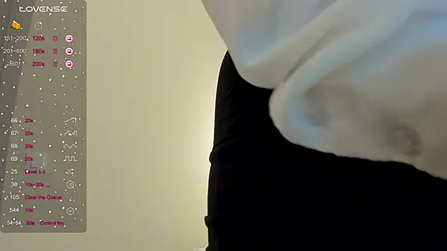 Snapshot of MikaBloom chatting on April 6, 2026, 4:46 am MikaBloom online show from April 6, 2026, 4:46 am