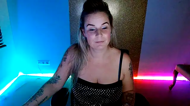 Mrs-Aurora online show from December 4, 2025, 7:33 pm