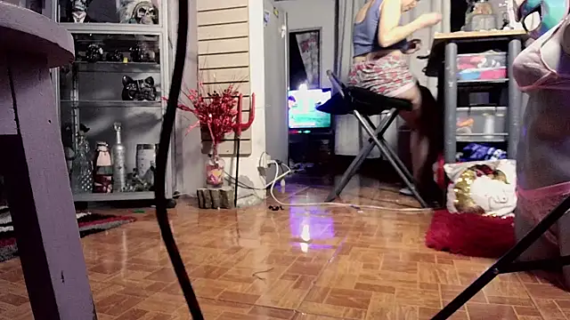 xinamora online show from October 27, 2025, 4:05 am