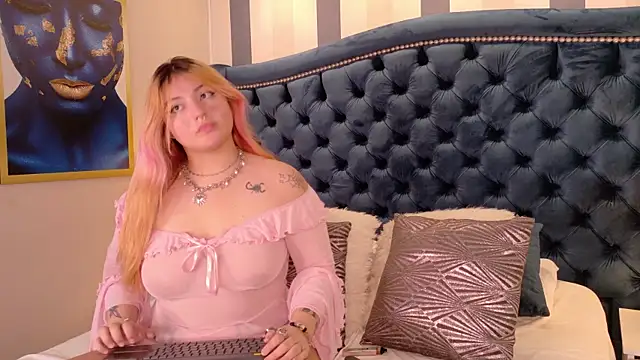 Snapshot of SukiandNaomi chatting on September 23, 2025, 4:15 am SukiandNaomi online show from September 23, 2025, 4:15 am