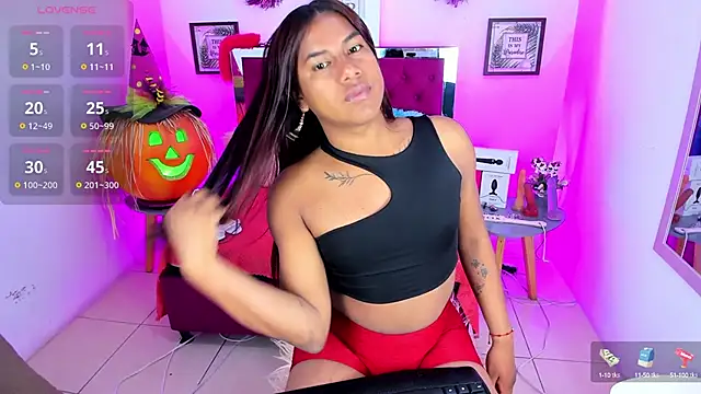 Khloee f w online show from October 6, 2025, 4:04 pm