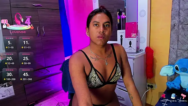 Khloee f w online show from November 5, 2025, 7:03 pm