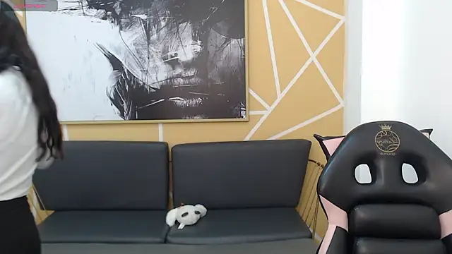 olivia russo  online show from March 9, 2026, 8:02 pm