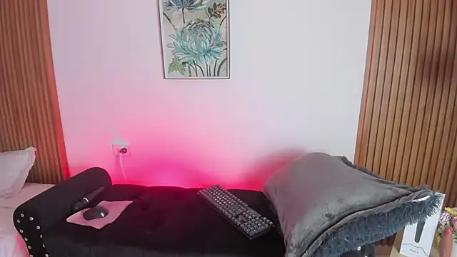 NicolWhite online show from October 3, 2025, 12:02 pm